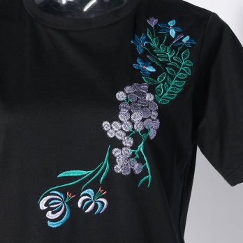 T-SHIRT WITH FLOWER EMBROIDERY 詳細画像