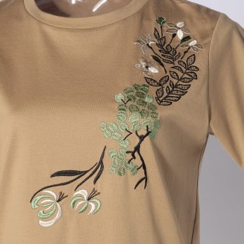 T-SHIRT WITH FLOWER EMBROIDERY 詳細画像