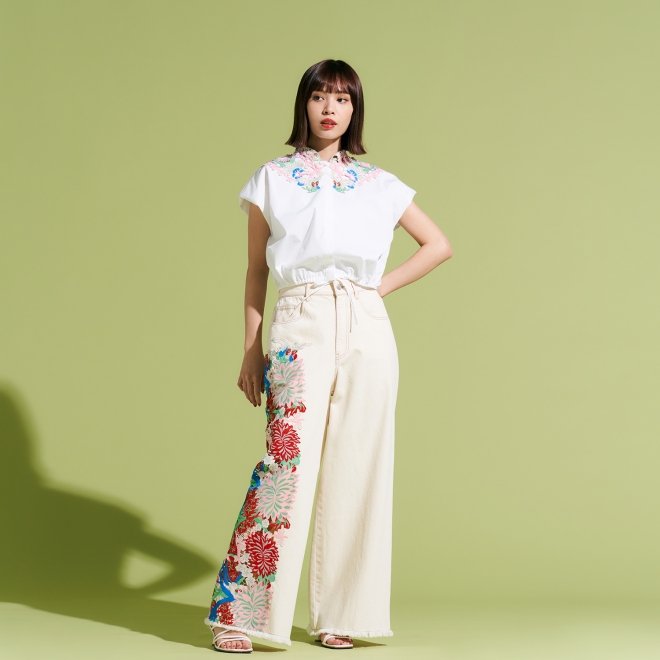 WHITE SHIRTING with FLOWER APPLIQUE　ブラウス